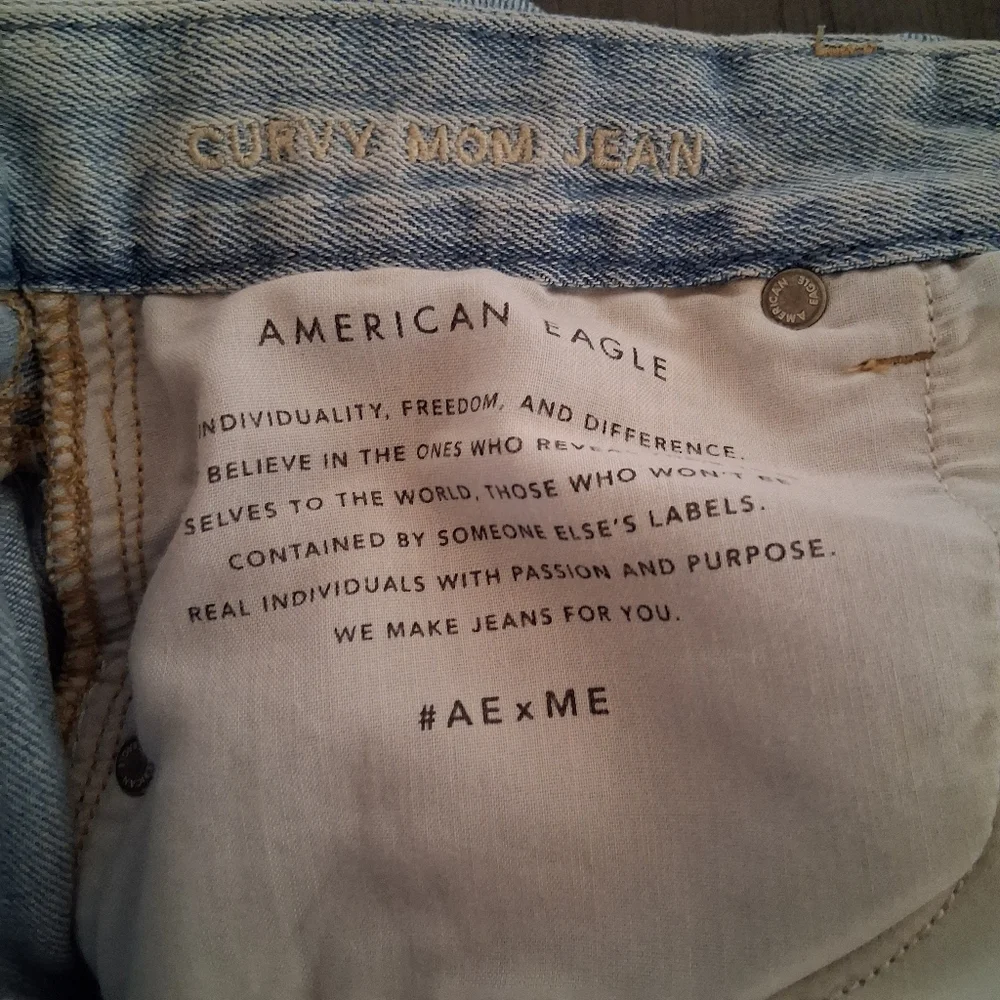 AMERICAN EAGLE CURVY MOM JEANS SIZE 8